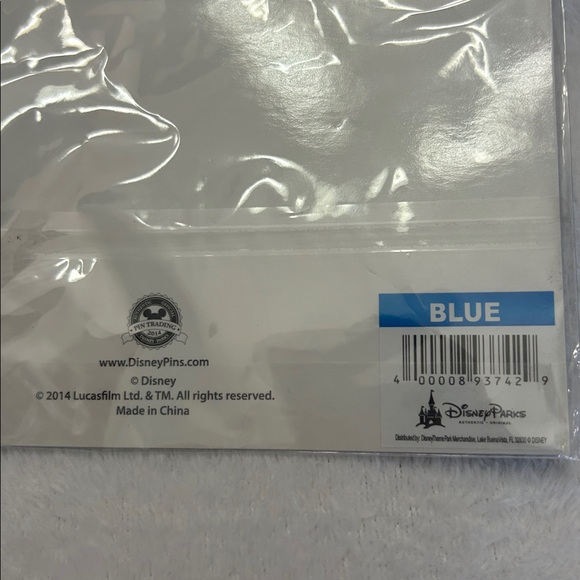 Disney Parks Collectible Star Wars Santa Jedi Yoda Pin NEW in Packaging - Picture 4 of 4